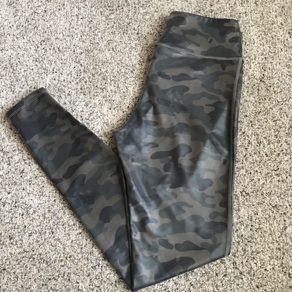 Electric Yoga Pants - Electric Yoga Camo Legging - size Small